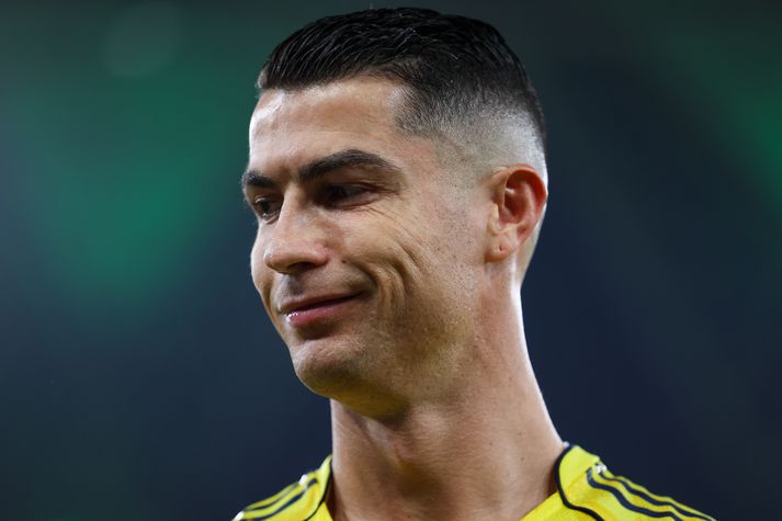 Cristiano Ronaldo heldur upp á 41 árs afmælið sitt í dag en hann á í deilum við eigendur Al Nassr sem er fjárfestingarsjóður Sádi-Arabíu.