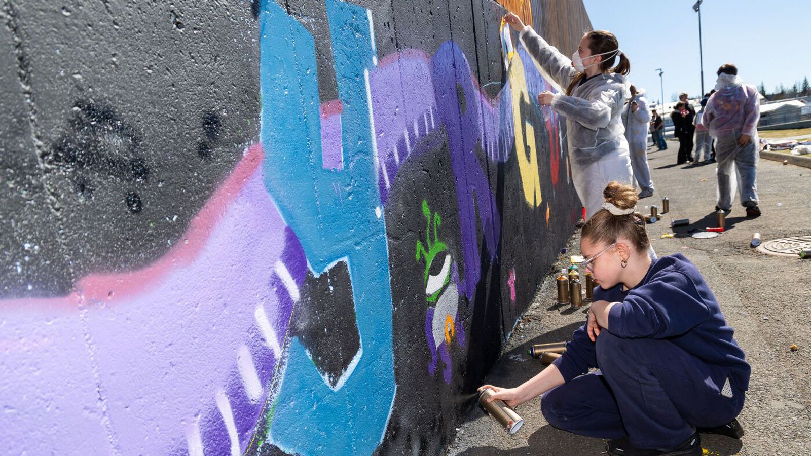 Nem­endur í Seljaskóla graffa 56 metra lista­verk við skólann
