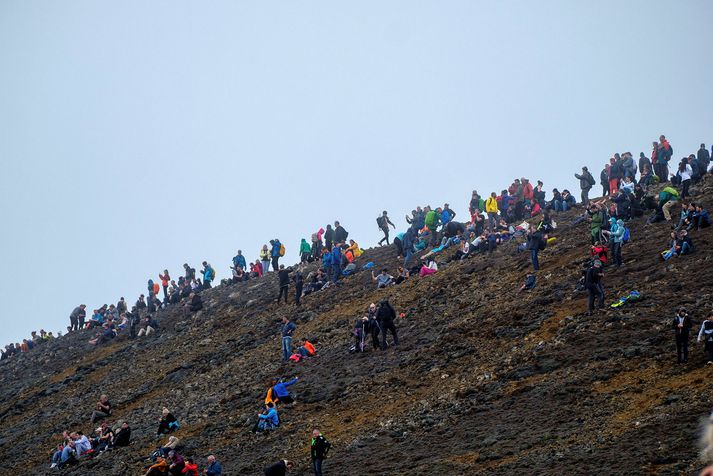 Ferðamenn á gosstöðvunum hafa ekki farið varhluta af linnulausum lægðunum sem nú ganga yfir landið.