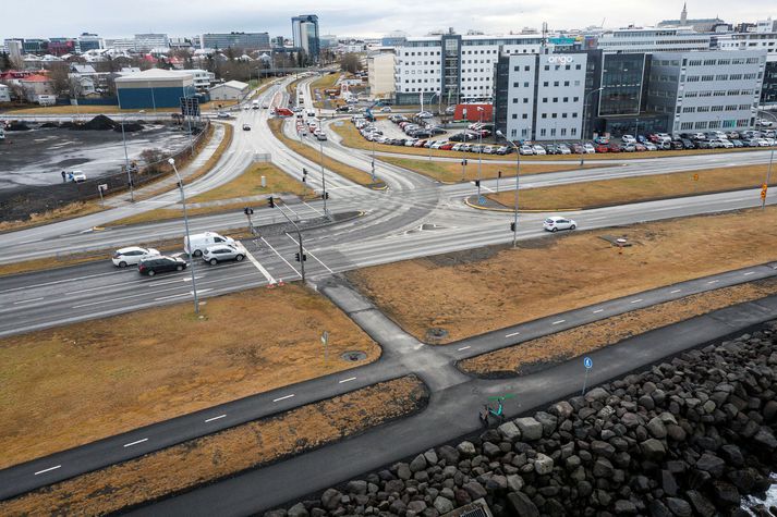 Slysið varð á gatnamótum Sæbrautar og Kringlumýrarbrautar.