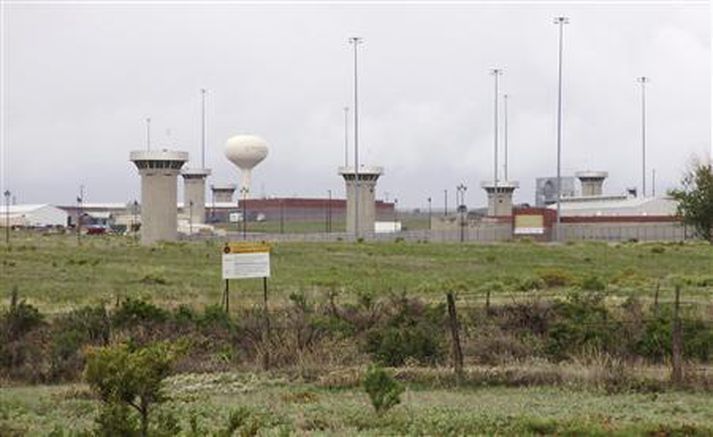 Það ber svo sem ekkert mikið á Florence-fangelsinu sem heitir réttu nafni „The United States Penitentiary Administrative Maximum Facility“ eða ADX Florence. Sú romsa ein og sér gefur töluvert til kynna um stofnunina.