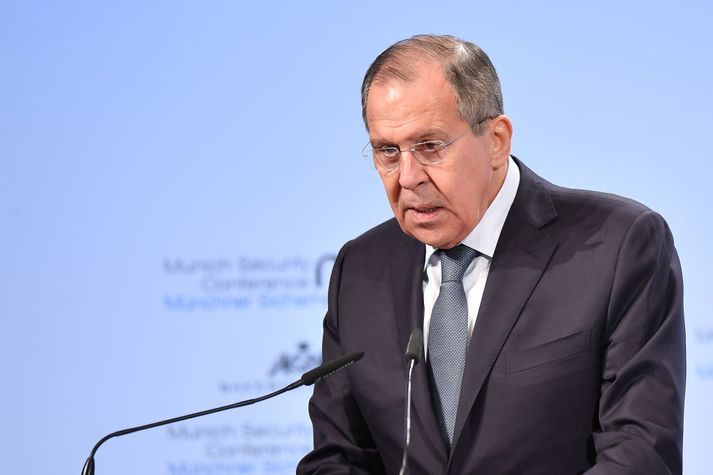 Sergei Lavrov, utanríkisráðherra Rússa, var ómyrkur í máli í morgun og sagði augljóst að bandalagsríki Breta og Bandaríkjamanna væru í þessum aðgerðum af hálfum hug, einum eða tveimur erindrekum væri vísað úr landi um leið og beðist sé afsökunar á málinu þegar menn ræði saman undir fjögur augu.