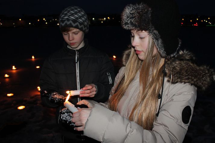 Fjöldi manns kom saman við Reykjavíkurtjörn í kvöld.