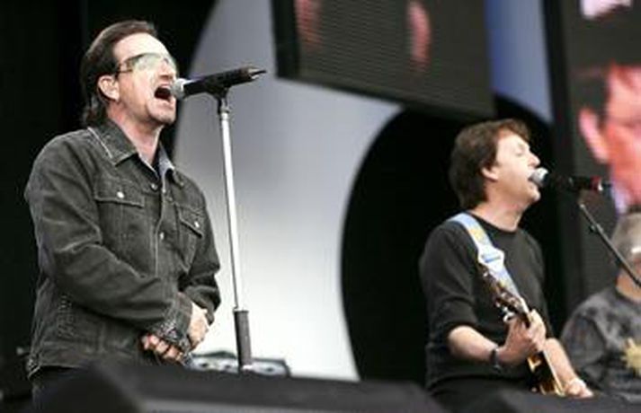Söngvari U2, Bono, er hér á Live 8 tónleikunum í Lundúnum í fyrra ásamt Paul McCartney.