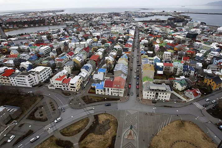 horft yfir miðbæ höfuðborgarinnar Fari svo að fjármálafyrirtæki verði treg til lánveitinga sökum þess hversu auðvelt verði að gera skuldir sínar að engu mun fólk búa í minna húsnæði en áður og aka um á eldri bílum en í dag, samkvæmt framtíðarsýn greiningardeildar Arion banka.Fréttablaðið/vilhelm