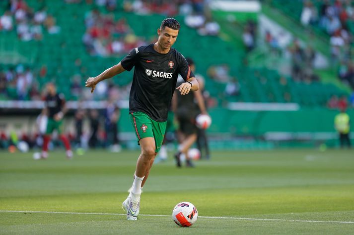 Cristiano Ronaldo er staddur í Portúgal þar sem hann veltir framtíð sinni fyrir sér. 