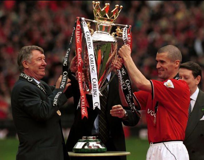 Roy Keane og Sir Alex Ferguson með Carling-bikarinn árið 2001 er United vann sigur á Derby.