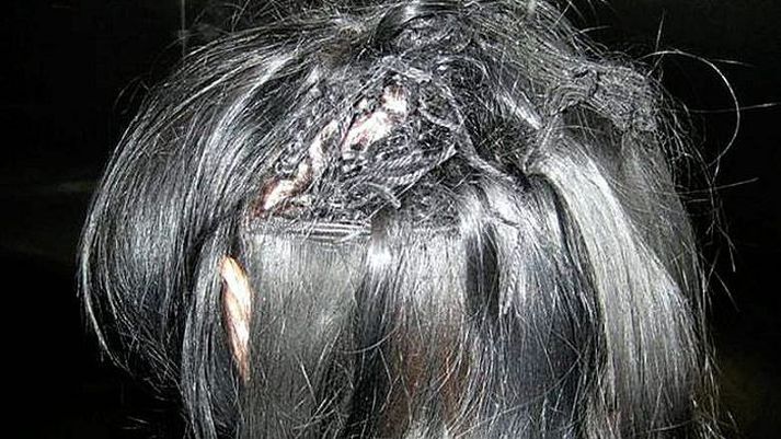 Konan fléttaði 447 grömm af kókaíni í hár sitt en tollverðir sáu við henni.