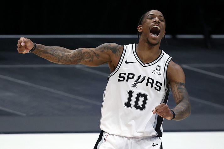 DeMar DeRozan tryggði San Antiono Spurs sigur á nágrönnum sínum í Dallas Mavericks í nótt.