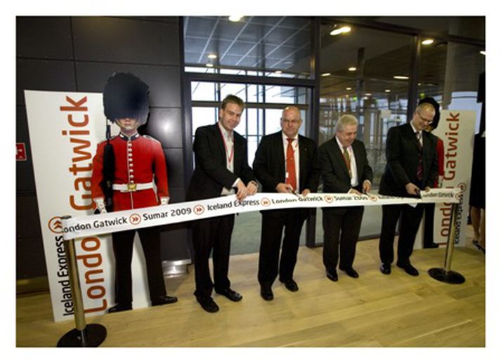 Frá vinstri: Matthías Imsland forstjóri Iceland Express, Kristján Möller samgönguráðherra, Ian Whitting sendiherra Breta á Íslandi og Björn Óli Hauksson flugvallarstjóri klippa á borðann nú í morgun til marks um fyrsta flug félagsins til London-Gatwick.