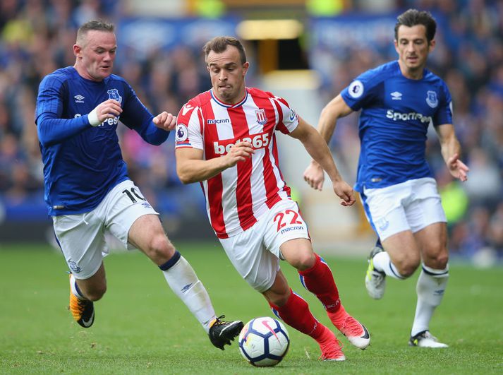 Shaqiri í baráttu við Wayne Rooney