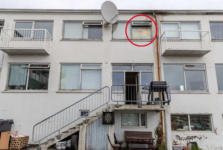 Af vettvangi. Haft var fyrir því að því að grýta grjóti í rúðu og við svo búið var bensínsprengju kasta inn um gluggann. Annarri bensínsprengju var kastað en hún rataði ekki inn um gluggann.