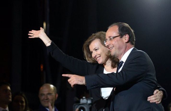 Hollande ásamt eiginkonu sinni eftir sigurinn.