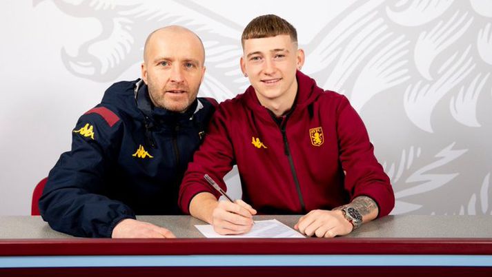 Louie Barry og Mark Harrisson, yfirmaður akademíu Aston Villa, við undirskriftina.