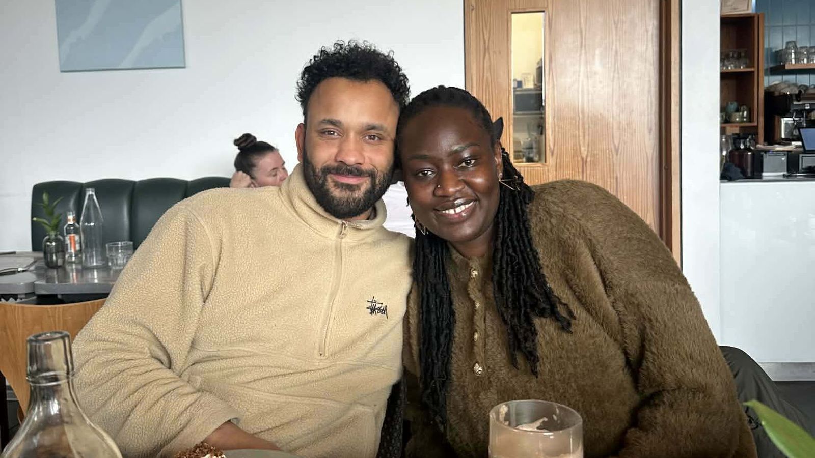 Leitaði upp­runans og fékk ó­vænta frænku í heim­sókn