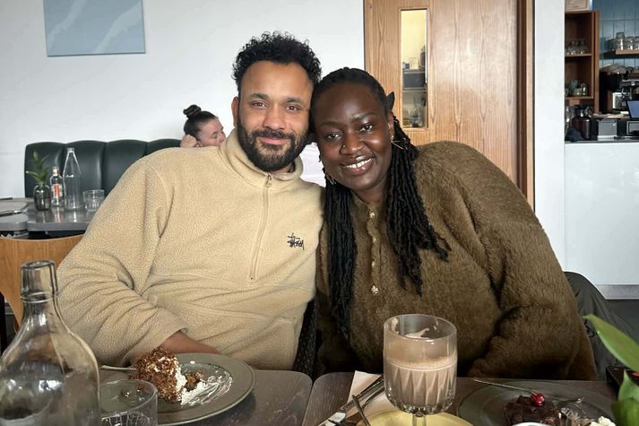 Davíð hafði leitað að föðurfjölskyldu sinni um árabil þegar frænka hans, Juka, hafði óvænt samband. Ekki nóg með það heldur boðaði hún líka óvænt komu sína til Íslands með stuttum fyrirvara og þau loksins í gær eftir fimm ára bið. 