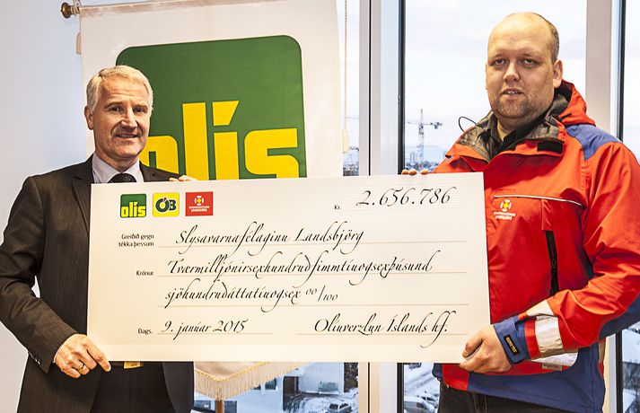 Jón Ólafur Halldórsson, forstjóri Olís, afhenti Jóni Svanberg Hjartarsyni, framkvæmdastjóra Slysavarnafélagsins Landsbjargar, ávísun upp á 2,6 milljónir króna í höfuðstöðvum Olís.