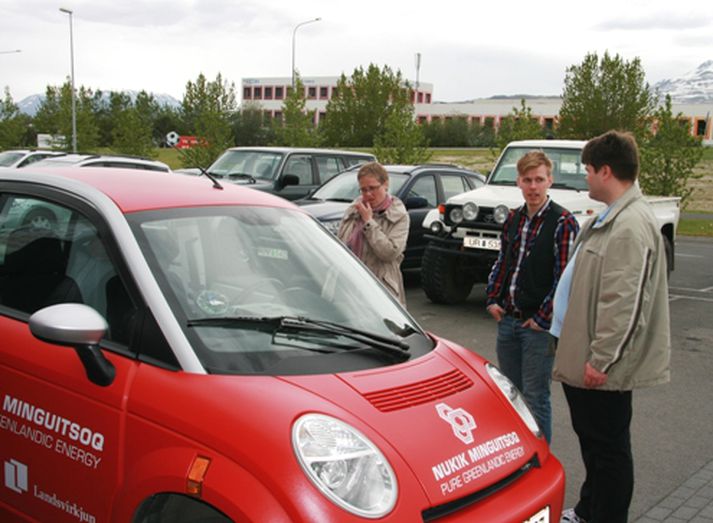 Bíllinn til sýnis á Akureyri, Sigurður Óli starfsmaður Landsvirkjunar ræðir við áhugasama um bílinn.