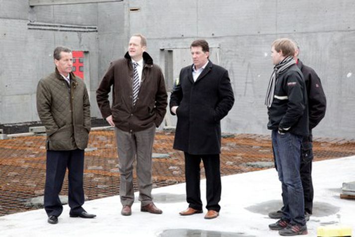 Klaus Edsbjerg, forstjóri Bygma, Peter Christiansen, stjórnarformaður Bygma og Sigurður Arnar Sigurðsson, forstjóri Húsasmiðjunnar skoða fyrirhugað verslunarrými í Eyjum.
