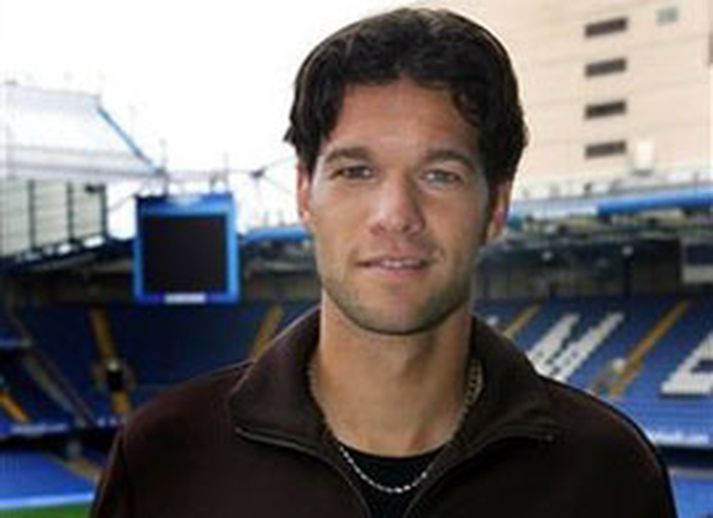 Ballack við undirskrift samningsins á Stamford Bridge.