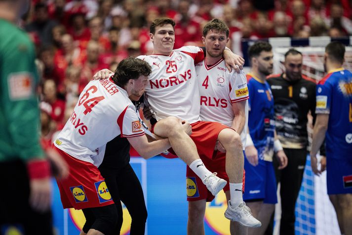 Lasse Möller og Magnus Landin þurftu að bera Lukas Jörgensen af velli þar sem hann gat ekki gengið. 