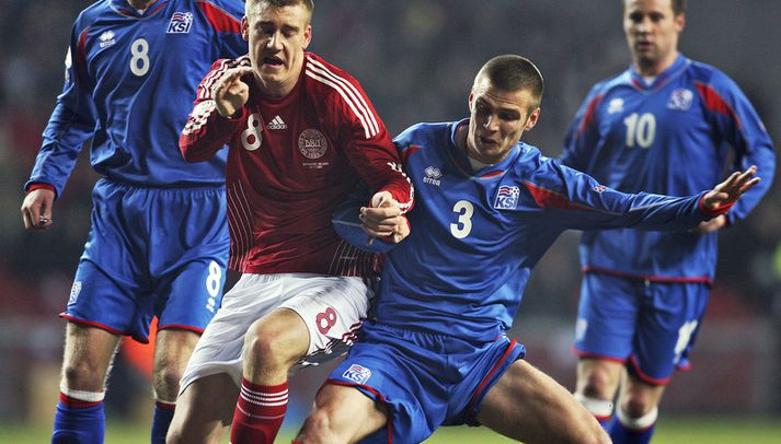 Theódór Elmar í baráttunni við Nicklas Bendtner í landsleik árið 2007.