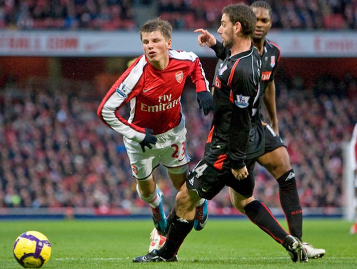 Andrey Arshavin fiskar hér víti á móti Stoke í gær.