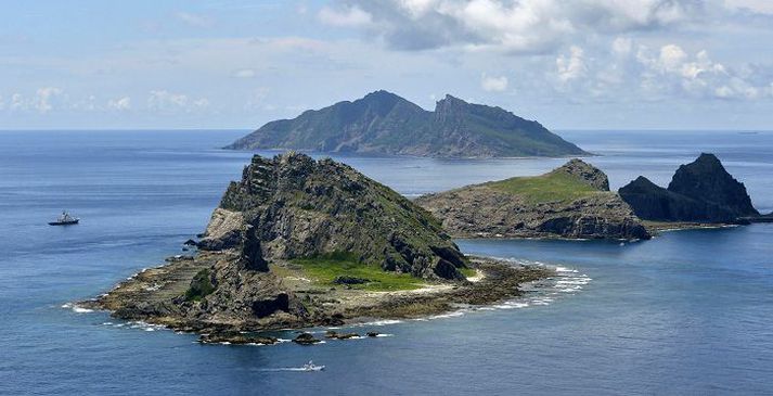 Japan og Kína hafa lengi deilt um þessar eyjar í Austur-Kínahafi. Kína stofnaði loftvarnasvæði yfir eyjunum í síðasta mánuði og hefur það valdið deilum á svæðinu.