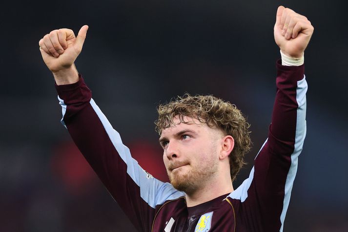 Harvey Elliott fær fá tækifæri hjá Aston Villa sem verða að kaupa hann spili hann tíu leiki fyrir félagið.