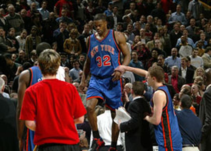 Á myndinni sést hvar Davis fetar sig rólega til baka inn á völlinn eftir að hafa hugað að konu sinni, sem var ónáðuð af drukknum manni. Davis lék áður með Chicago Bulls.