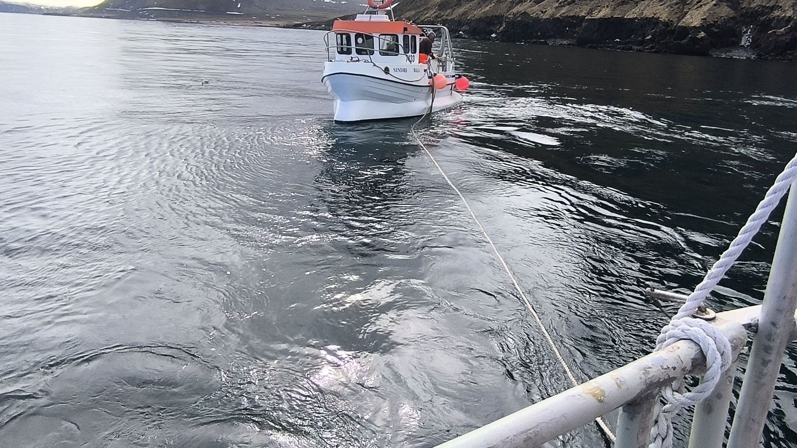 Fékk í skrúfuna skammt frá landi