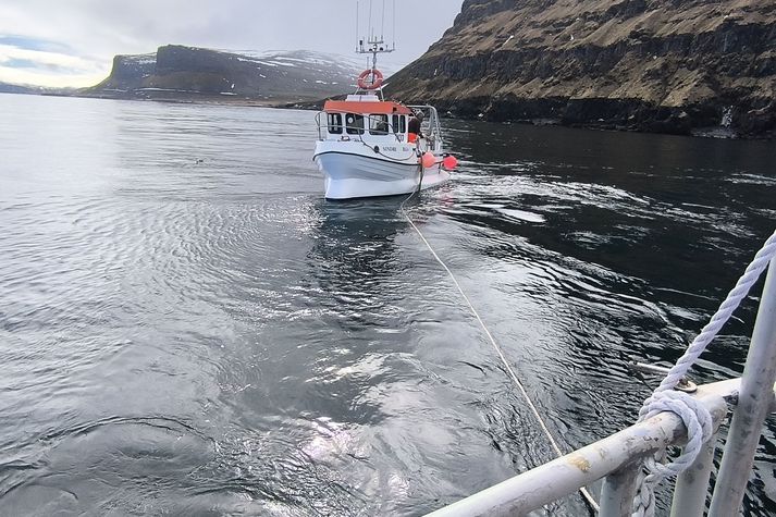 Taug var komið á milli bátanna um klukkan 12.