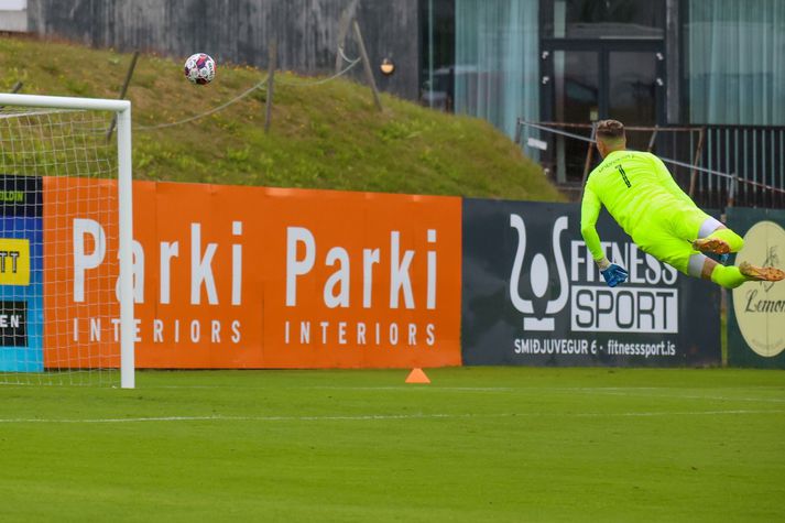 Sindri Kristinn Ólafsson, markvörður FH, á ferð og flugi.