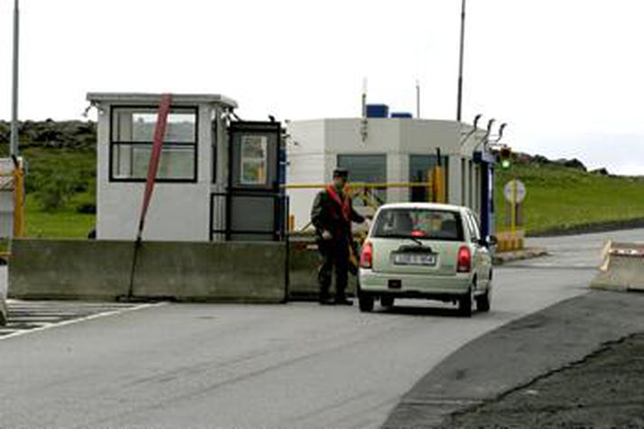 Við aðalhliðið að svæði varnarliðsins á Miðnesheiði.