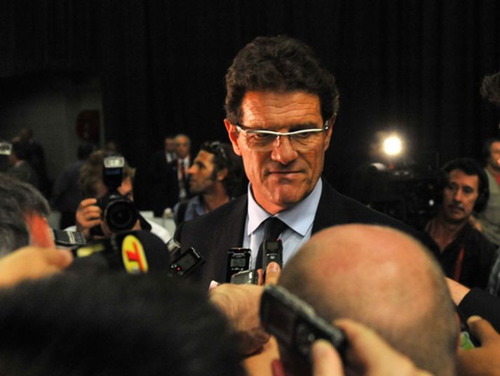 Fabio Capello, þjálfari Englendinga, er umsetinn blaðamönnum þessa dagana.