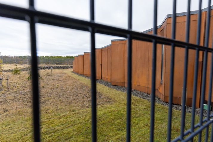 Maðurinn setti sig í tíu skipti í samband við konuna með því að hringja í hana úr fangelsinu á Hólmsheiði, þar sem hann sætti gæsluvarðhaldi og afplánaði dóma vegna brota. 