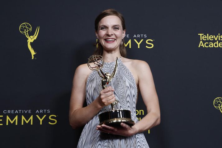 Hildur Guðnadóttir með Emmy-verðlaunin sem hún vann í september fyrir tónlistina í sjónvarpsþáttunum Chernobyl.