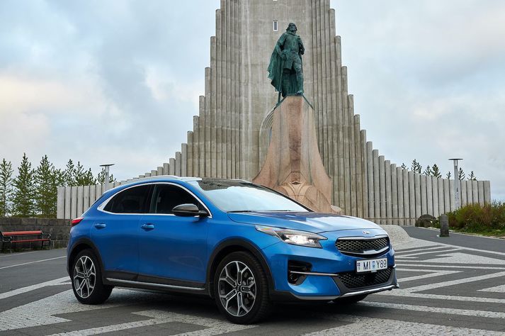 Kia X-Ceed fyrir framan Hallgrímskirkju.