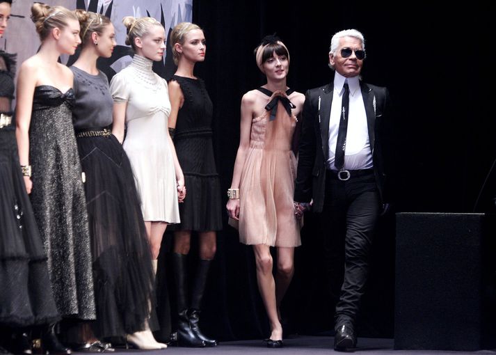Lagerfeld Í öllu sínu veldi umvafin fyrirsætum.