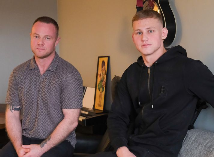 Hjörleifur Björnsson og Bjartur Skjaldarson hafa unnið að útgáfu lagsins undanfarið. Hjörleifur segir það lýsa vel hvernig börnum sem glíma við fíknivanda líður en hann missti son sinn í september eftir langa baráttu við fíkn.