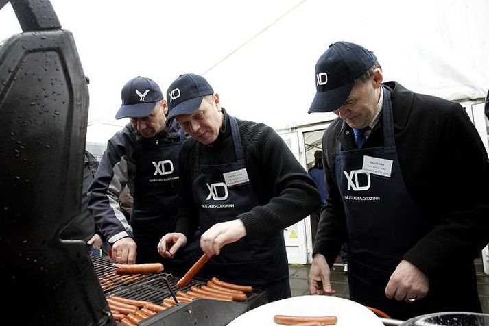 í kosningabaráttu Illugi grillaði pylsur ofan í gesti í Laugardalnum í gær. Hann mun ekki upplýsa um styrki til sín nema settar verði almennar reglur sem gangi yfir alla.fréttablaðið/daníel