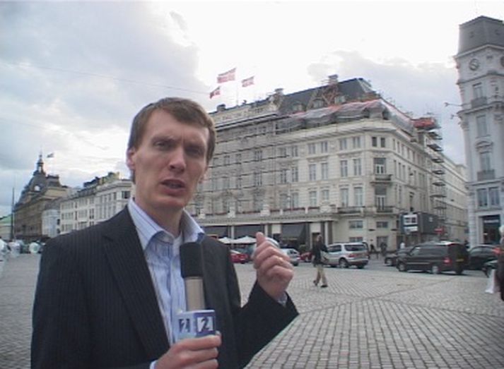 Sighvatur Jónsson við Hotel D'angleterre í Kaupmannahöfn, sem Íslendingar hafa keypt.
