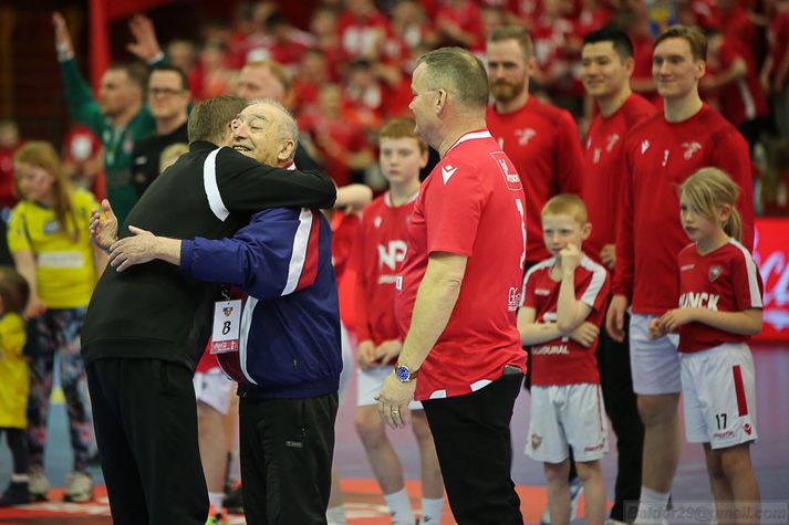 Óskar Bjarni Óskarsson faðmar Boris Bjarna Akbachev að sér fyrir bikarúrslitaleik Vals og KA í fyrra.