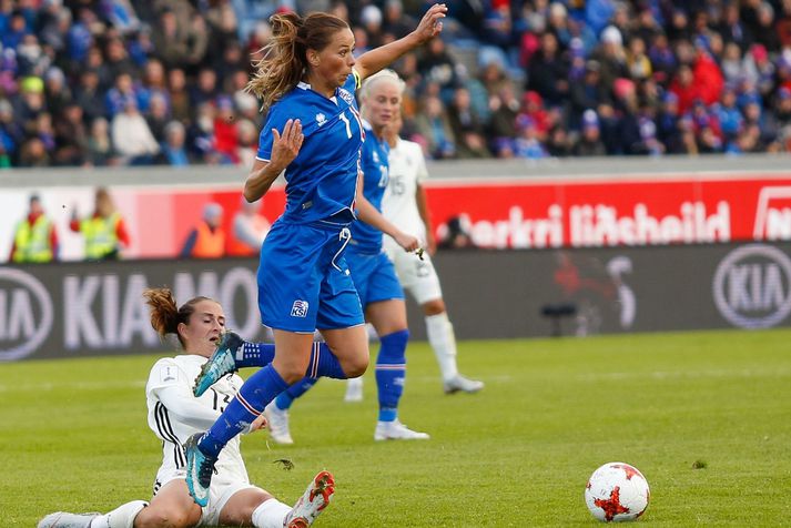 Sara Björk Gunnarsdottir í leik á móti þýska landsliðinu á Laugardalsvellinum í september fyrir fimm árum síðan.