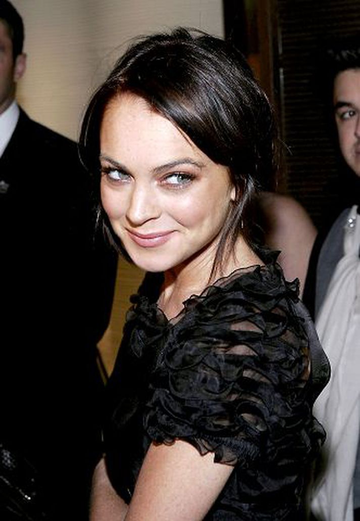 Lindsay Lohan líður illa yfir að hafa sært fatafellur.
