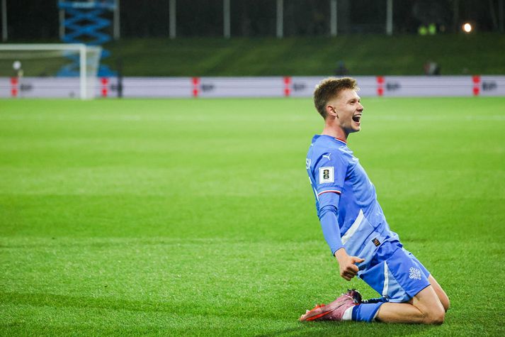 Kristian Nökkvi Hlynsson fagnar jöfnunarmarki sínu gegn Frakklandi.