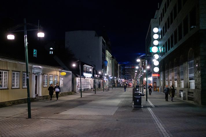 Myndin er tekin á föstudagskvöldi í miðbæ Reykjavíkur í apríl, síðast þegar tuttugu manna samkomubann var í gildi.