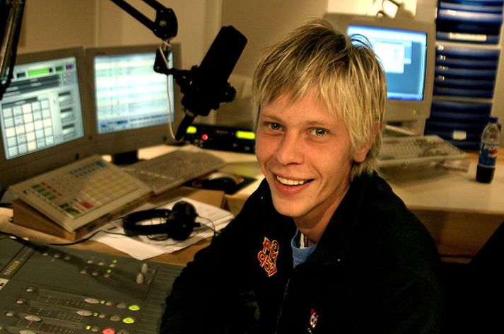 18 ár á FM957. Svali segir stöðina þurfa að draga saman seglin.