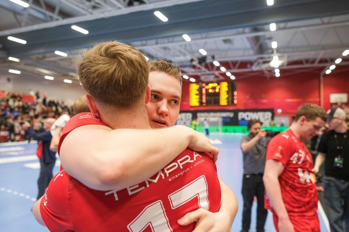Darri Aronsson faðmar Jón Ómar Gíslason og fagnar bikarmeistaratitli Haukaliðsins. 