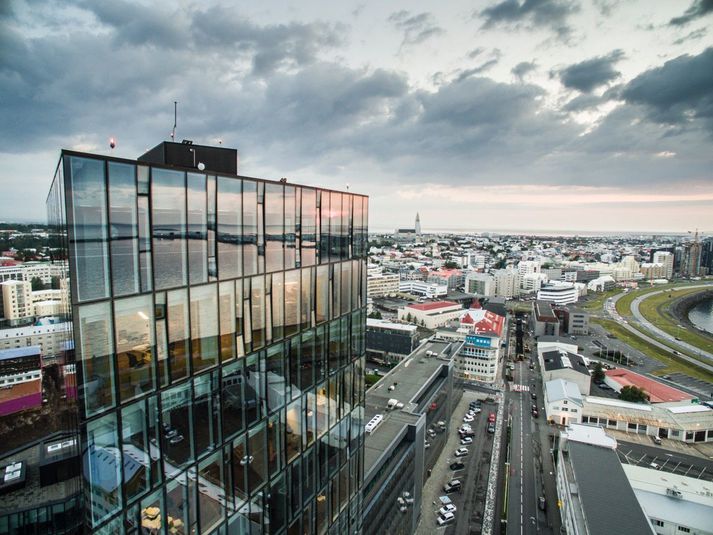 Samtals starfa yfir 30 manns á skrifstofum lögmannsstofunnar í Katrínartúni í Reykjavík og í Mayfair í London.